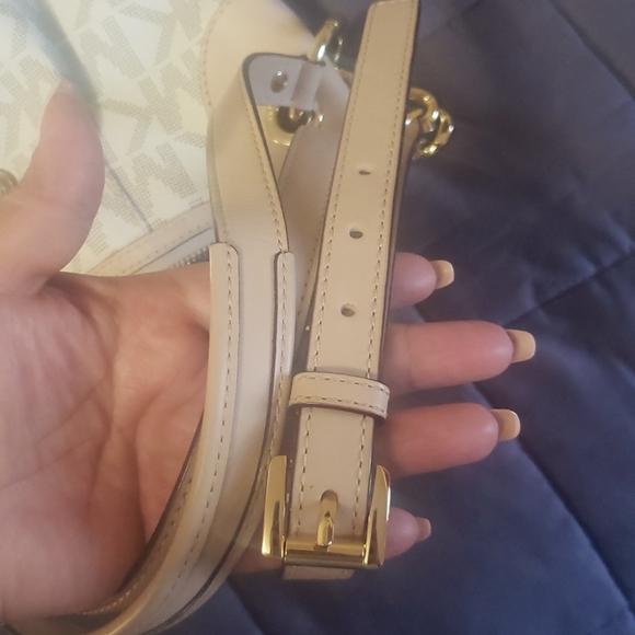 Michael Kors Vanilla PVC purse/crossbody - Picture 12 of 16